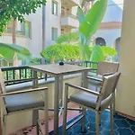 Surfs Up! Cozy 1 Bedroom Condo With Fountain View