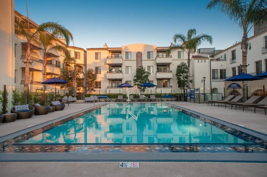 Surfs Up! Cozy 1 Bedroom With Fountain View Aparthotel Los Angeles